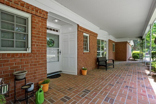 Foto del edificio - Beautiful brick home on a 1-acre lakefront...