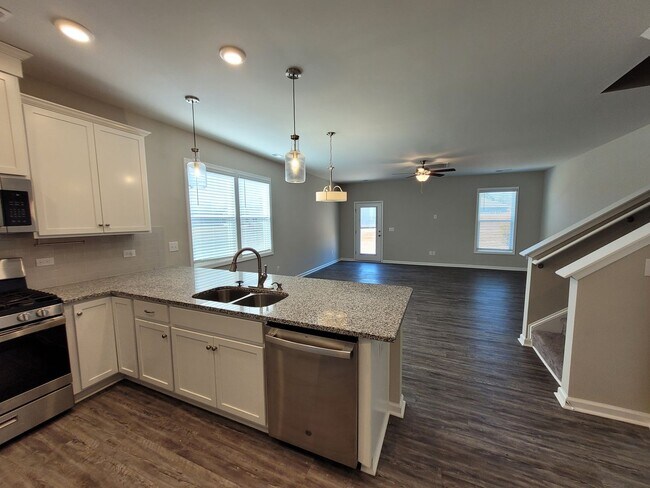 Foto del edificio - Spacious 4 Bedroom/ 3 Bathroom Home in Lovely Terrell - 2 Car Garage - Washer/Dryer and Lawn Main...