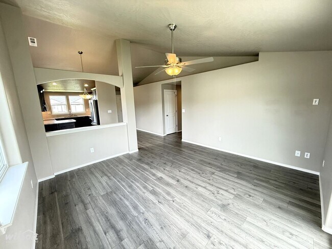 Foto del edificio - 3bd/2ba House in West Valley with Central AC, Fully Fenced Yard and Two Car Garage!