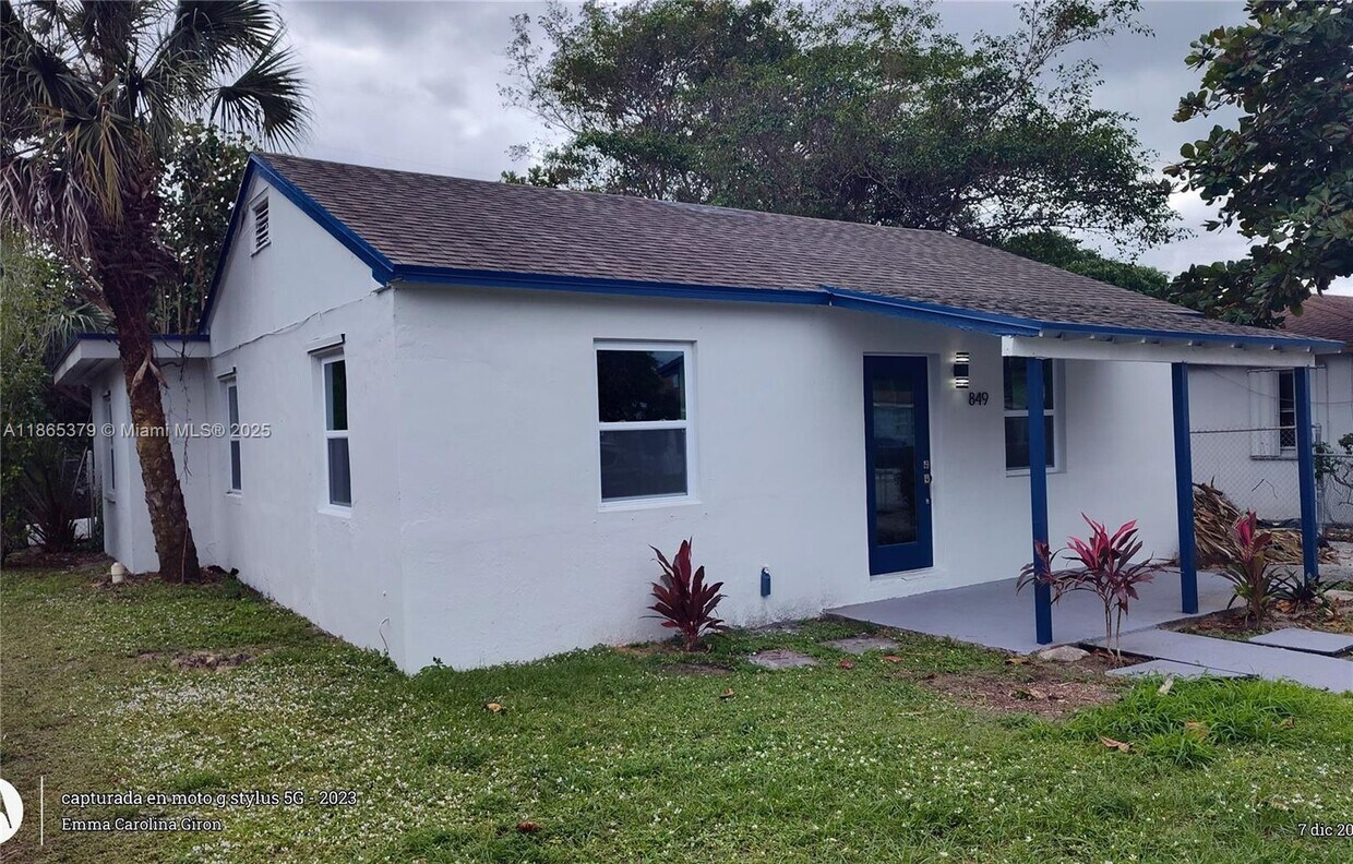 Foto principal - 849 W 2nd St
