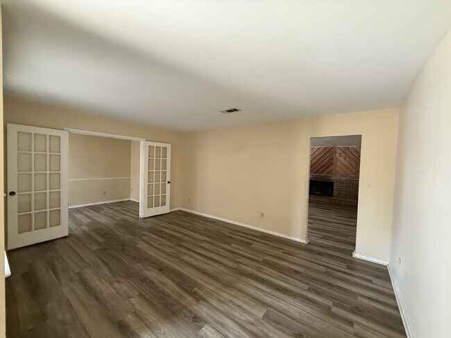 Foto del edificio - "Charming 3-Bedroom Retreat with Cozy Fireplace in Pensacola."