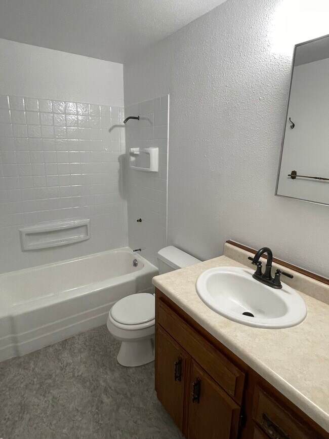 Baño - 2901 8th Ave N