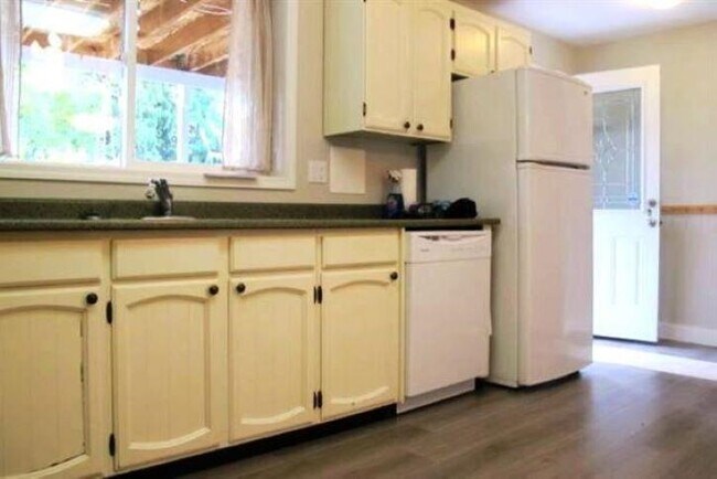 Building Photo - 33242 Brown Crescent