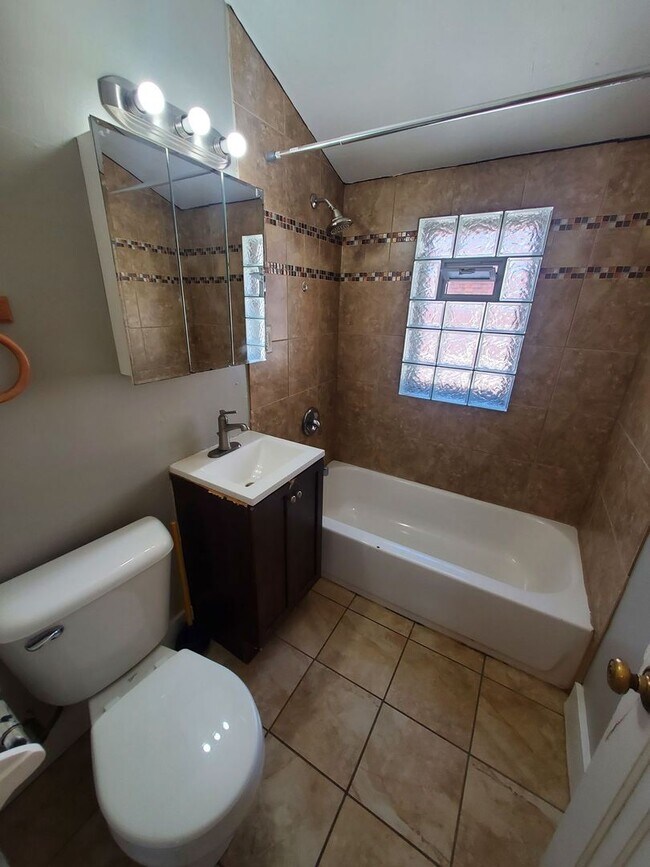 Foto del edificio - 2857 N 57th St
