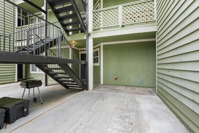 Foto del edificio - 6716 Willowbrook Dr