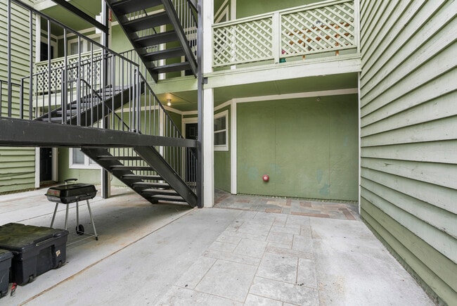 Building Photo - 6716 Willowbrook Dr
