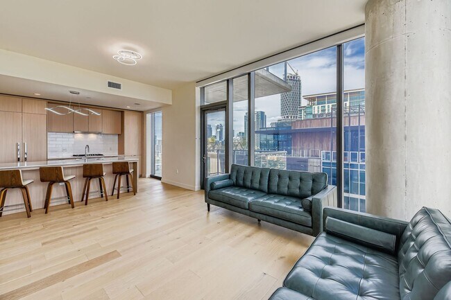 Foto del edificio - Gorgeous 30th Floor 2BD / 2BA Corner Sky R...