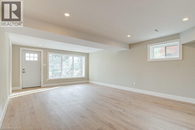 Photo du bâtiment - 155 Doon Rd