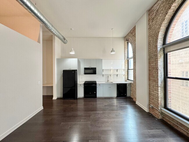 Building Photo - 5026 N Kenmore Ave