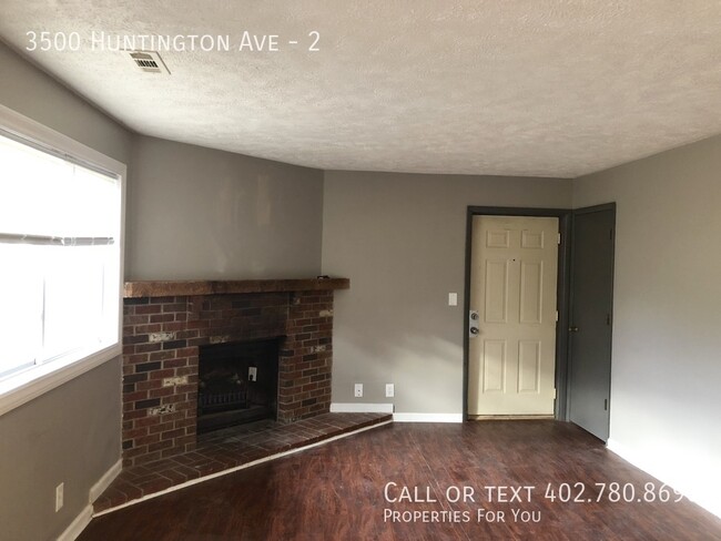 Building Photo - Spacious 2 bedroom 1 bath apartment!