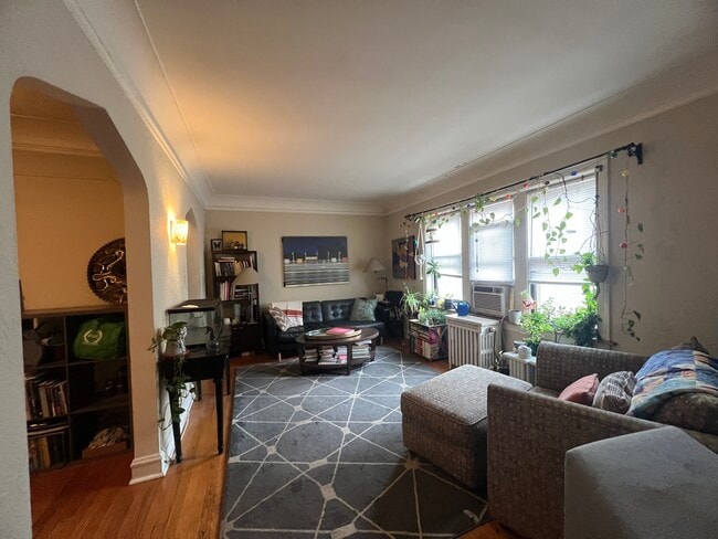 Building Photo - 2421 Lunt W Ave