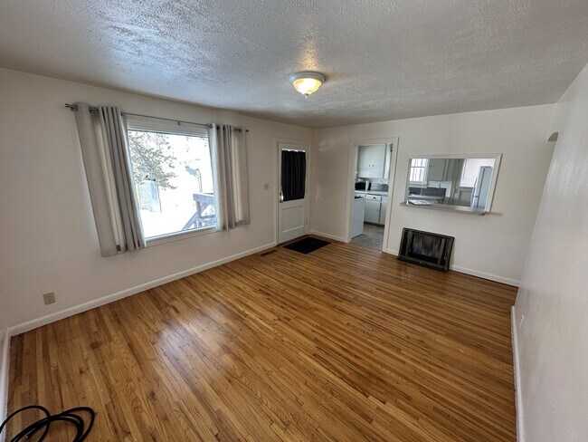Building Photo - 320 2nd Ave