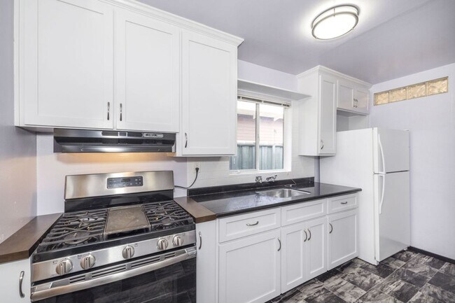 Building Photo - Quaint 2 Bed, 1 Bath Home Close to Parks, ...