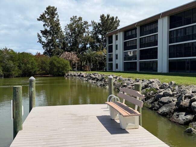 Comunidad costera con muelle de pesca. - 200 S Banana River Blvd