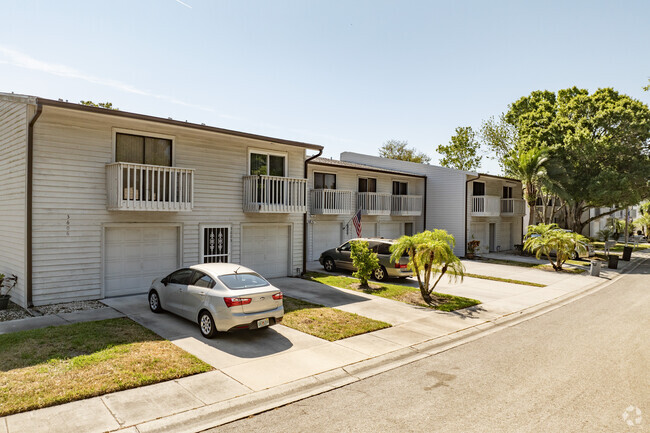 Building Photo - Lake Forest Condominiums