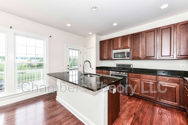 Building Photo - 331 Pink Azalea Terrace SE