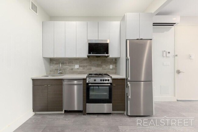 Foto del edificio - NEW 1 BED in Cobble Hill with Amenities!
