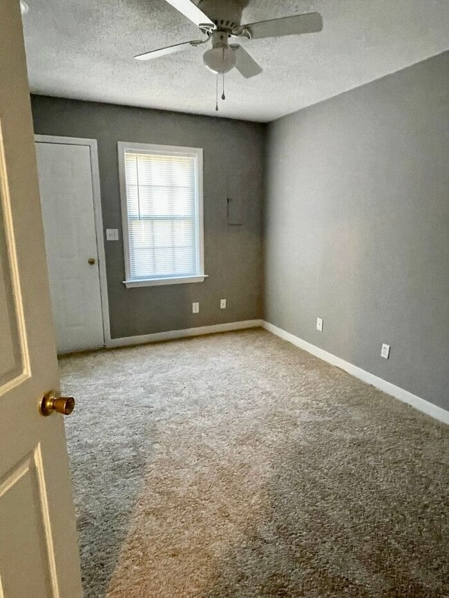 Building Photo - 3 bedroom 2 bath TownHome $925