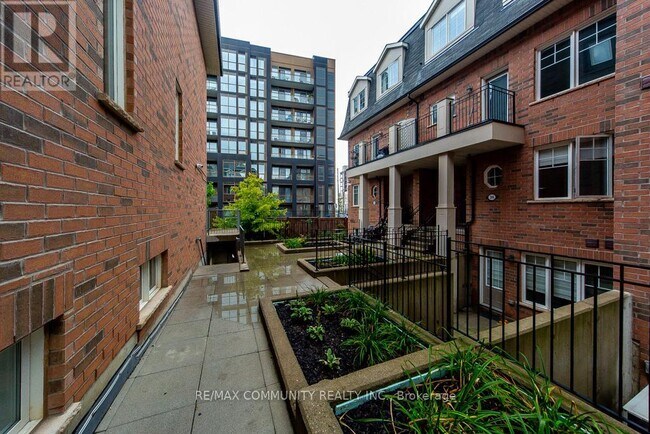 Photo du bâtiment - 2420-32420 Baronwood Dr