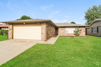 Building Photo - 124 Harrogate Dr