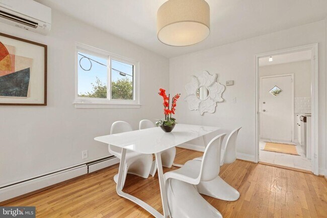 Foto del edificio - 5BR Home Near Takoma with Parking & Finished Lower Level