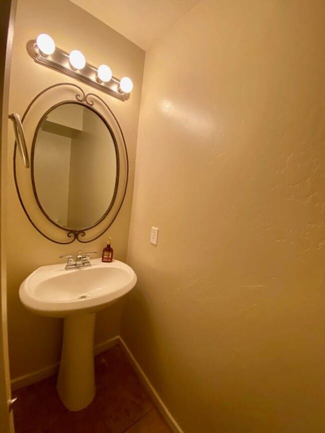 Building Photo - LARGE TOWNHOME AVAILABLE FOR RENT!