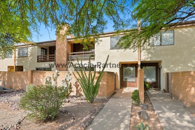 Foto del edificio - Spacious Three Bedroom/Three Bath Townhome