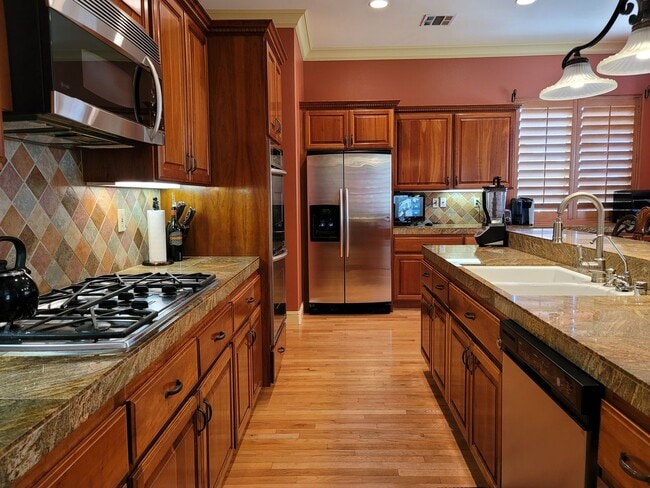 Foto del edificio - Very nice custom Camarillo 4+4 family home in great private location!