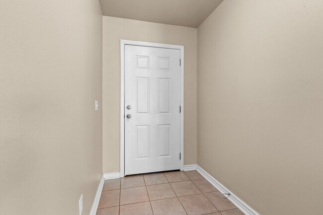 Building Photo - This home is the perfect choice for you in...