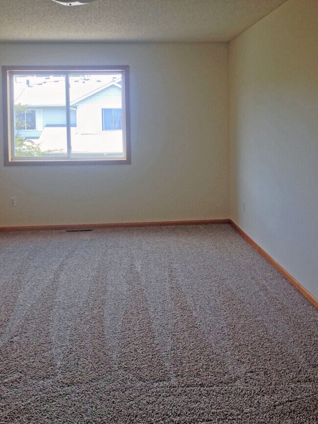 Building Photo - 2 bedroom 2.5 bathroom Town Home in Shakopee