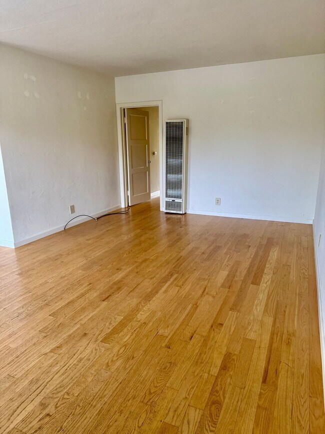 Building Photo - JSTREET5712-5716