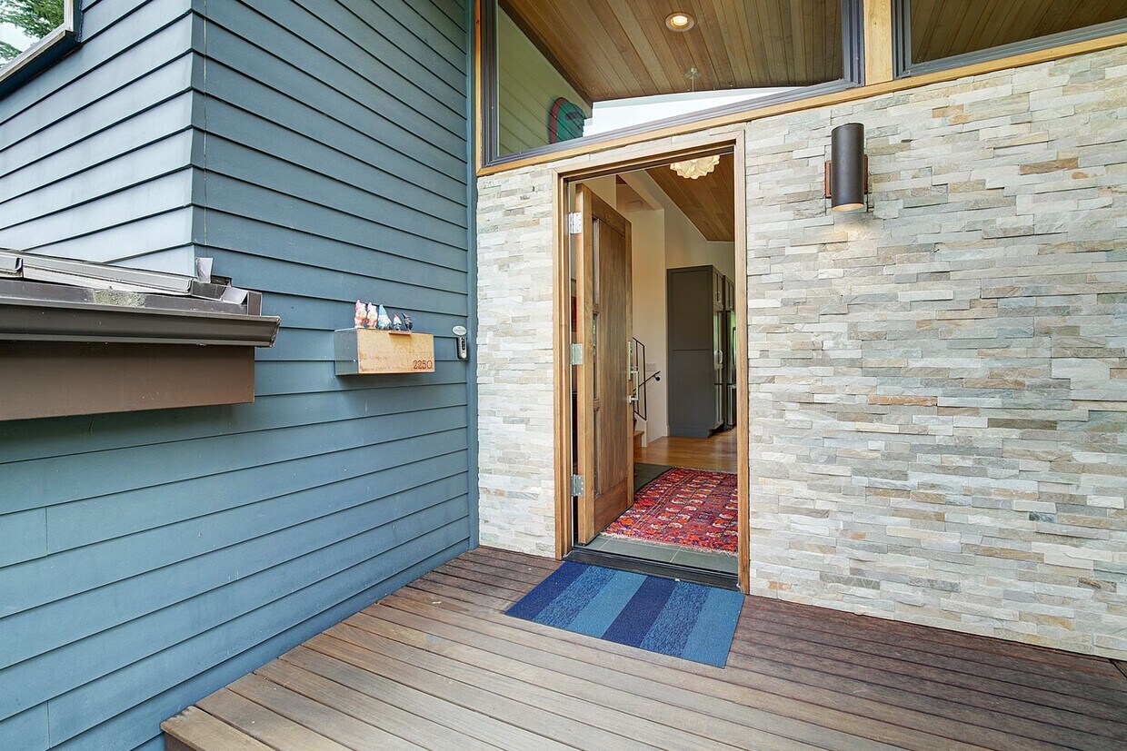 Primary Photo - 4Bd/2.5Ba Seattle Home