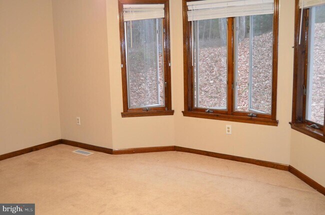 Building Photo - 104 Rock Ledge Dr
