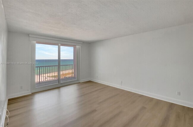 Foto del edificio - 5401 Collins Ave