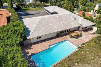 Building Photo - 4450 Hayvenhurst Ave