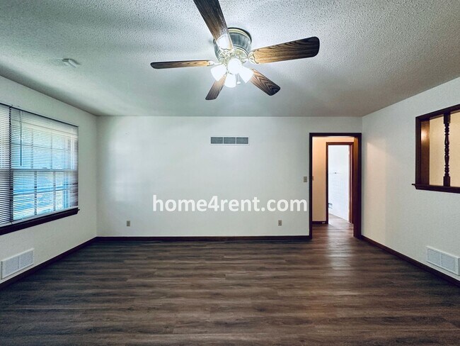 Foto del edificio - Charming Duplex Style Home with New Paint, Updated Floors, Finished Basement and a Quiet Back Patio!