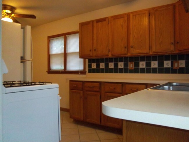 Building Photo - 124 Oak Dr