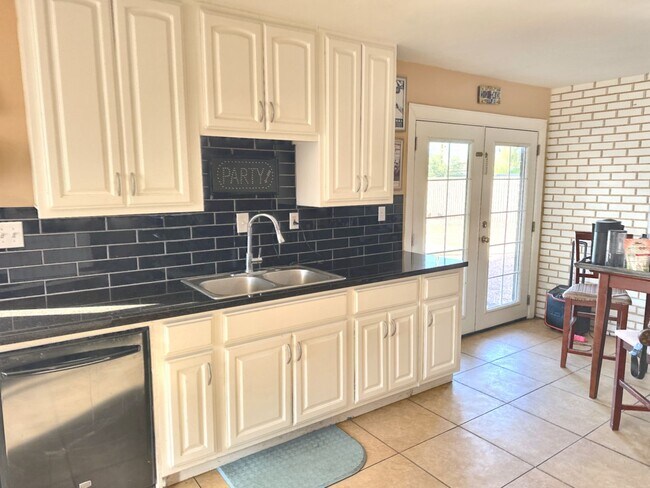 Foto del edificio - Available June, 2026  ASU   REMODELED -  5BR/2BA HOUSE SWIMMING POOL, BUILT IN FIRE-PIT,  BEAUTIF...