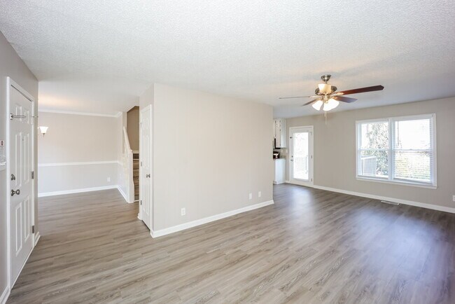 Foto del edificio - 24 Pine Grove Cir