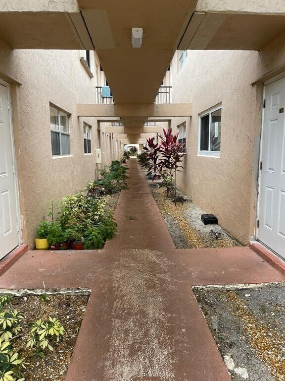 Building Photo - 650 SW 2nd Ave