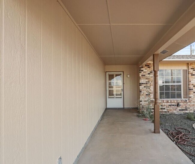 Building Photo - Beautiful brick home in the Vista Del Sol ...