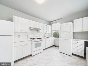 Building Photo - 246 S Fairview Ave