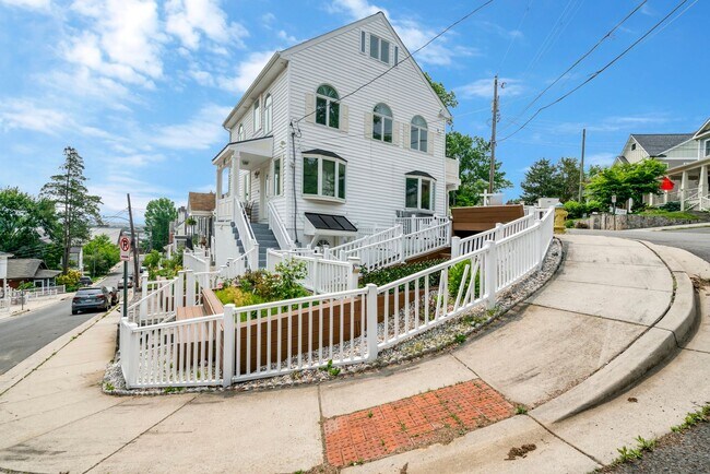 Building Photo - North Arlington 4 BR 5.5 BA Home