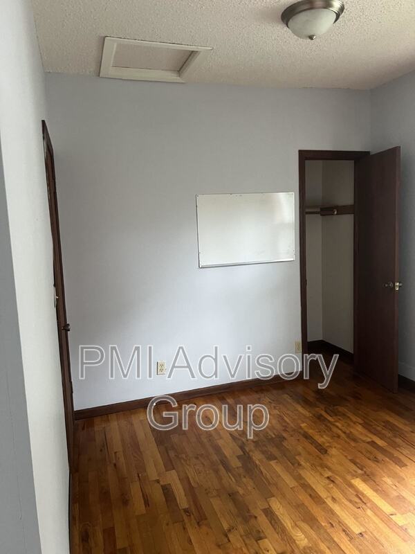 Building Photo - 814 NE Winfield Ave