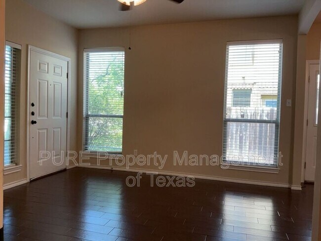 Foto del edificio - 215 N College St