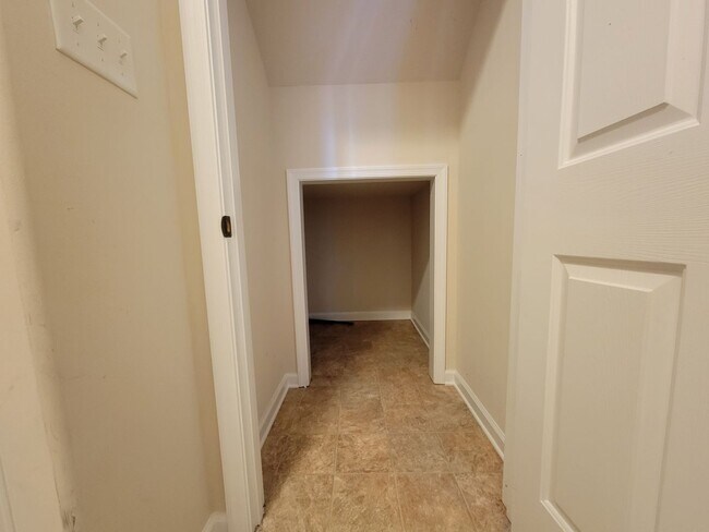 Building Photo - 105 Lakeview Cove
