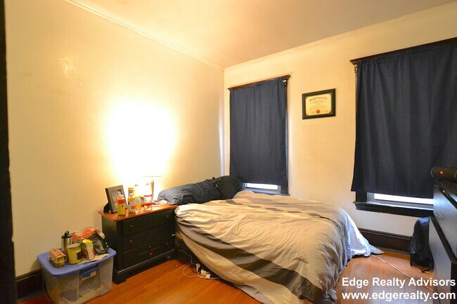 Foto del edificio - 69 Oak Square Ave