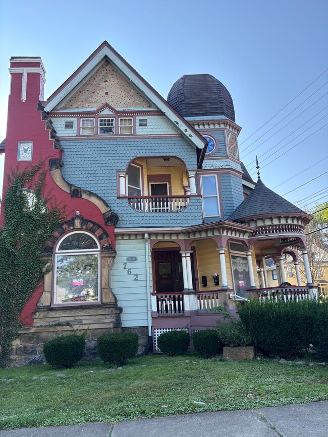 Building Photo - 266 Randolph St