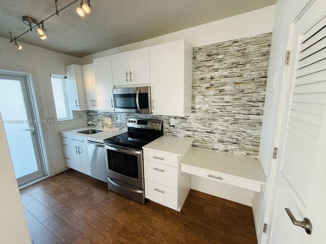 Building Photo - 1650 N Riverside Dr