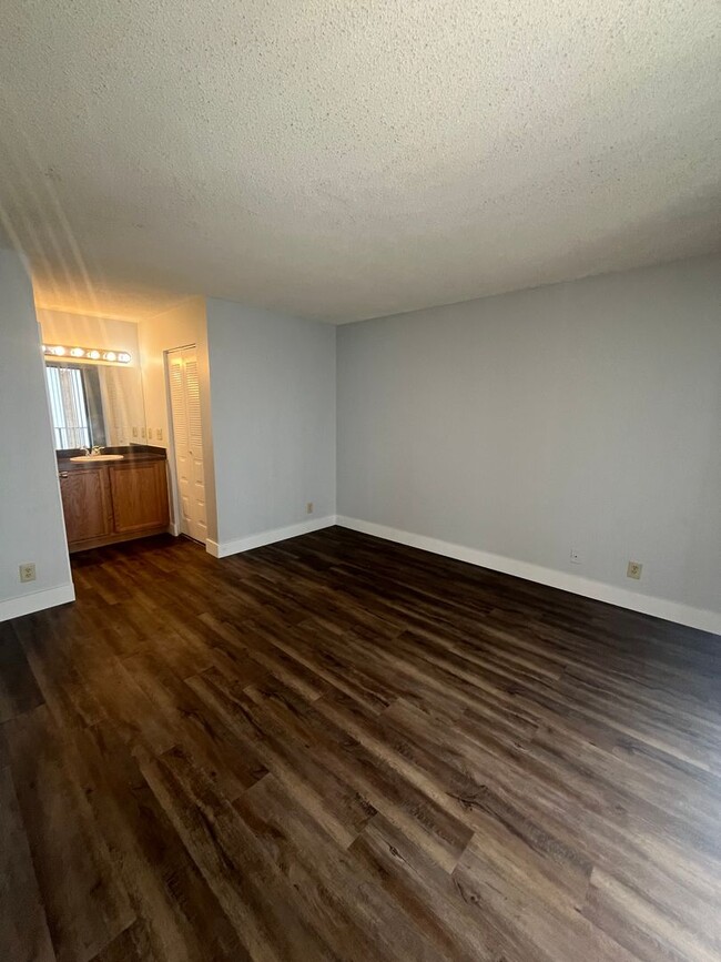 Building Photo - ONE BEDROOM ONE BATHROOM!! Waterfront Comm...